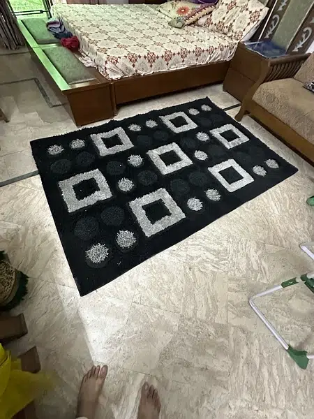 Carpet /Rug in black color